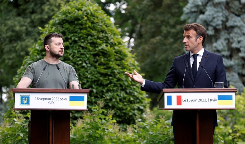 Appel entre Emmanuel Macron et Volodymyr Zelensky en amont de la Conférence pour la reconstruction de l'Ukraine