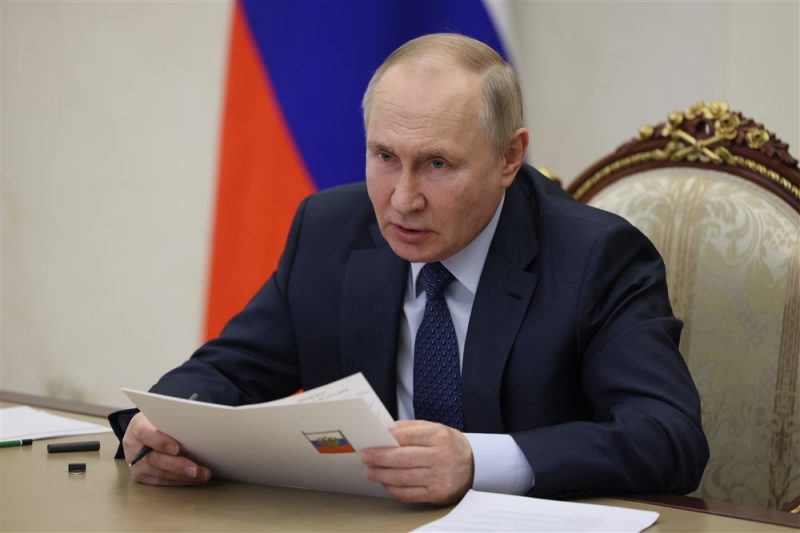 Vladimir Poutine relativise le recours à l'arme nucléaire