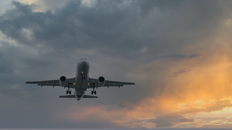 Aviation : les législateurs européens limitent la taxe carbone de l’UE aux vols européens