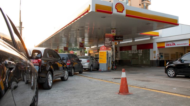 Crise du carburant : les Hongrois prennent d’assaut les stations-service slovaques