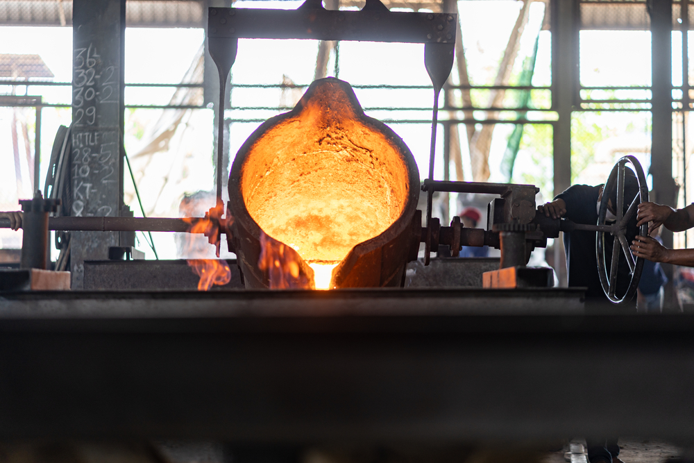 Molten,Metal,Poured,Into,The,Sand,Molding,And,Aluminum,Alloy