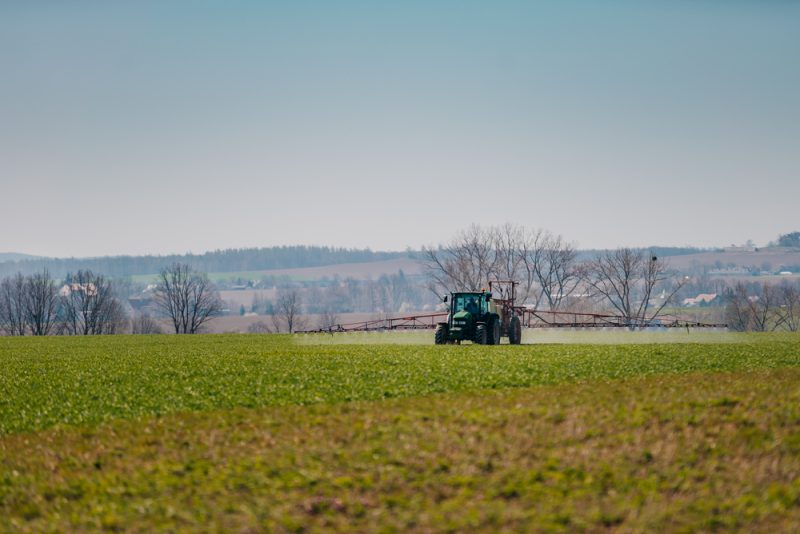 Le commissaire à l’Agriculture soutient une nouvelle étude d’impact sur les projets de réduction des pesticides