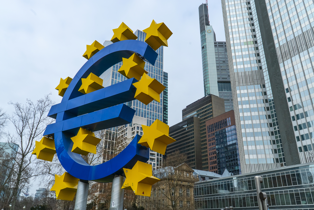 Giant,Euro,Symbol,At,Willy,Brandt,Square,In,Frankfurt,-