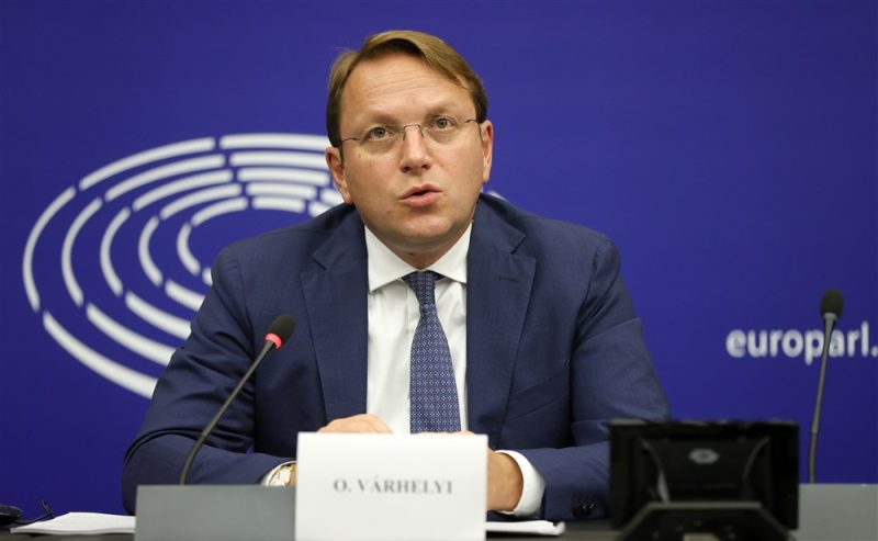 Les eurodéputés demandent une enquête sur le commissaire européen à l’Élargissement