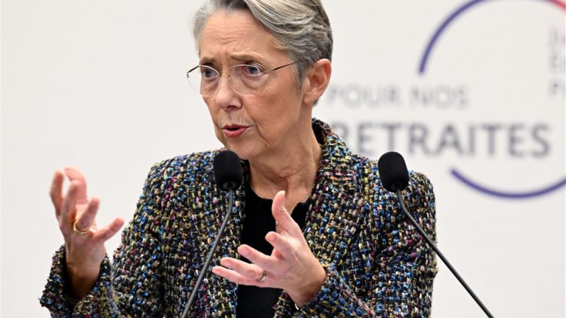 Réforme des retraites : l'âge légal relevé à 64 ans, la fronde sociale se prépare