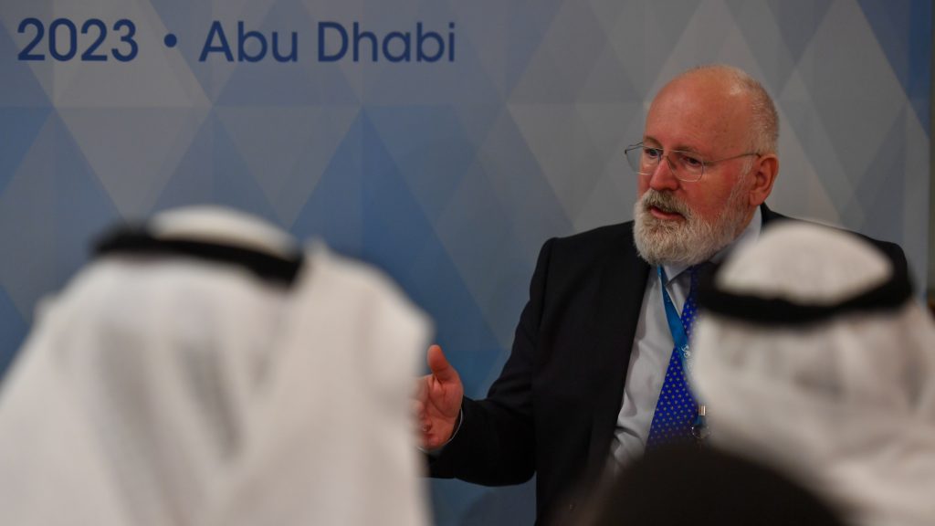 H.E. Frans Timmermans(L), Executive Vice-President, European Commission meeting with IRENA Youth  at the  13th IRENA Assembly held at St. Regis Saadiyat in Abu Dhabi  Photo by Ryan Lim