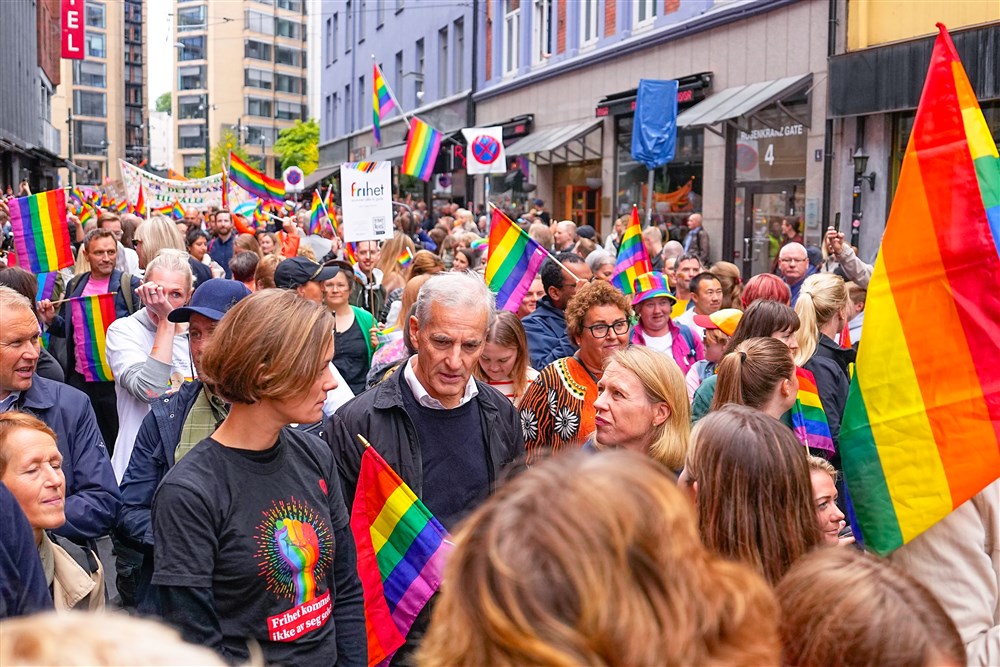 Rainbow train and solidarity marking