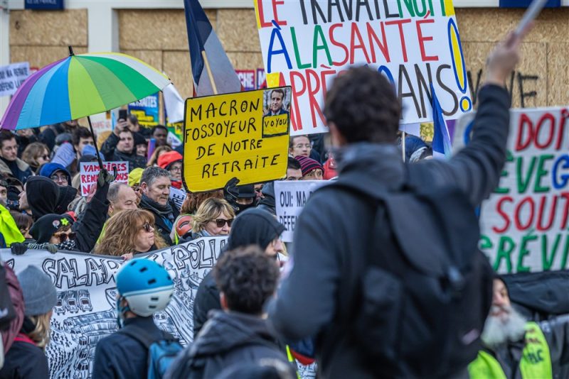 Réforme des retraites : Emmanuel Macron contre la rue, l’éternel combat