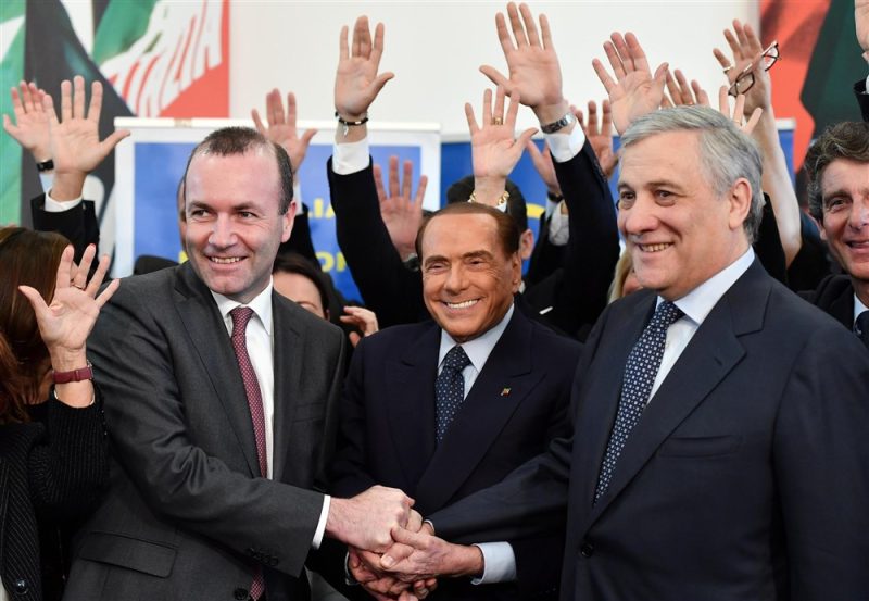 Forza Italia monte au créneau suite aux propos du leader du PPE concernant Silvio Berlusconi