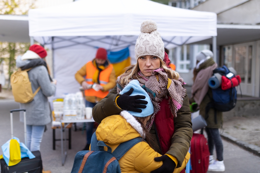 Ukrainian,Refugee,Mother,With,Child,Crossing,Border,And,Looking,At