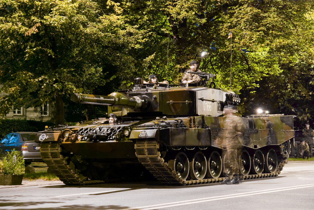 Warsaw,-,August,14:,Leopard,2a4,On,Night,Practice,Military