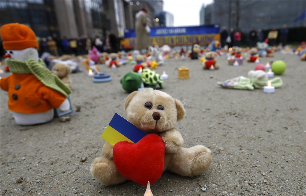 Teddy bears placed in front of the European institutions on eve of Ukraine&rsquo;s invasion first anniversary