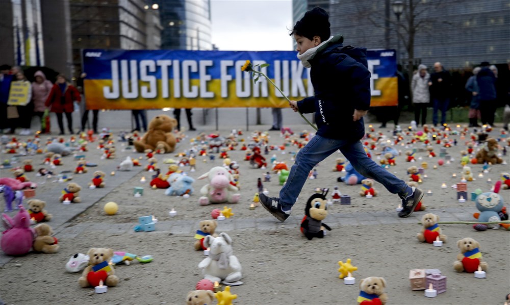 Teddy bears placed in front of the European institutions on eve of Ukraine&rsquo;s invasion first anniversary