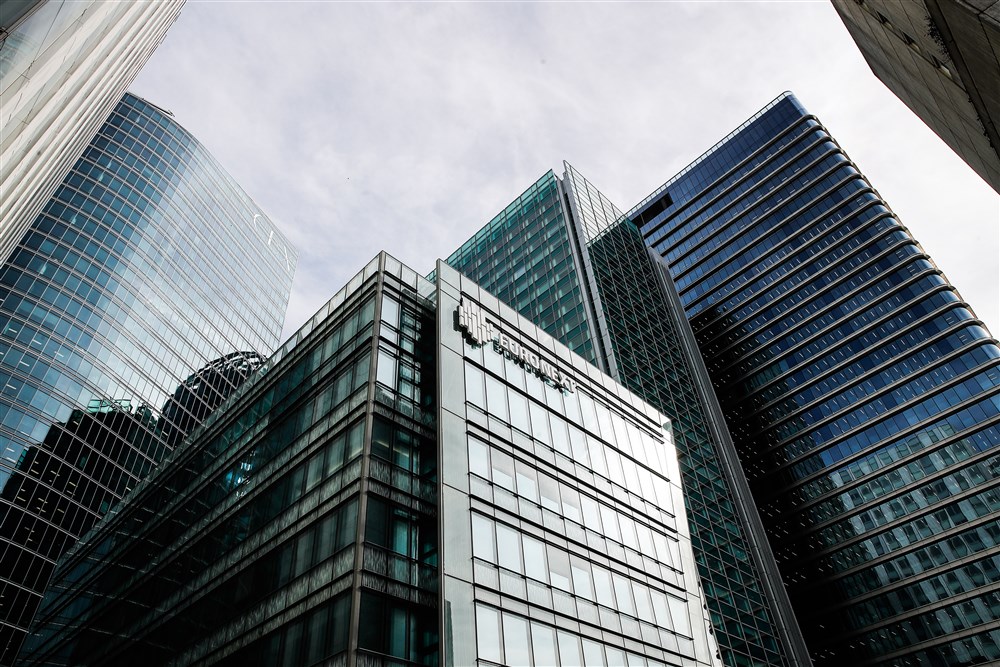 Values of French banks fall at Stock Exchange