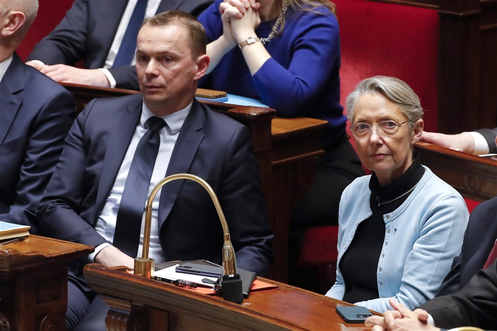 French Parliament examines the two motions of no-confidence against the government