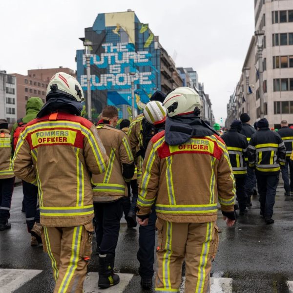 Bruxelles : les pompiers descendent dans les rues pour dénoncer leurs conditions de travail et la réforme des pensions