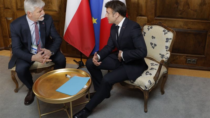 Emmanuel Macron ne songe plus à une armée européenne, assure le président tchèque