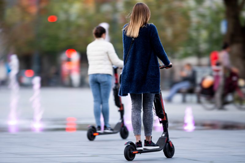 Trottinettes électriques : un âge minimum de 14 ans et des amendes à 135 euros