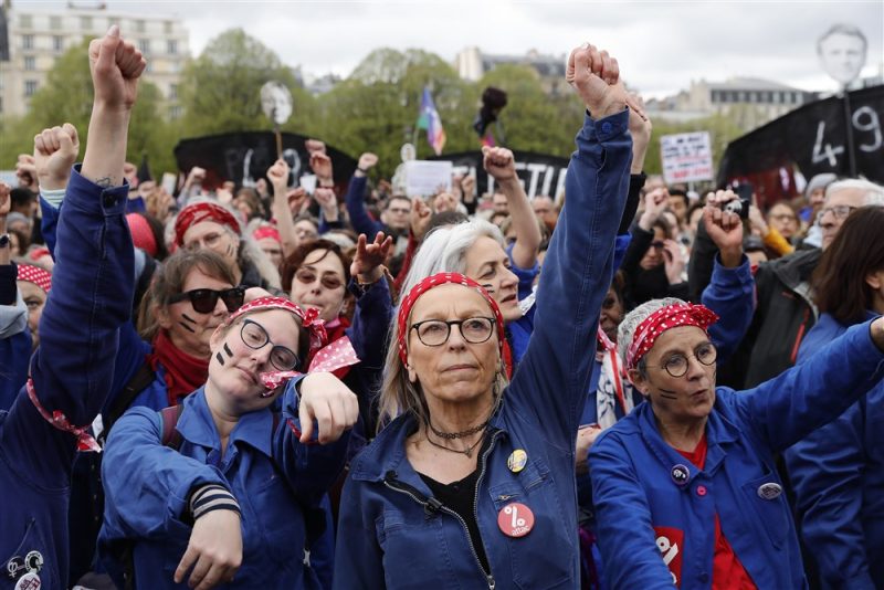 Réforme des retraites : les partis d'opposition, en colère, veulent continuer la mobilisation