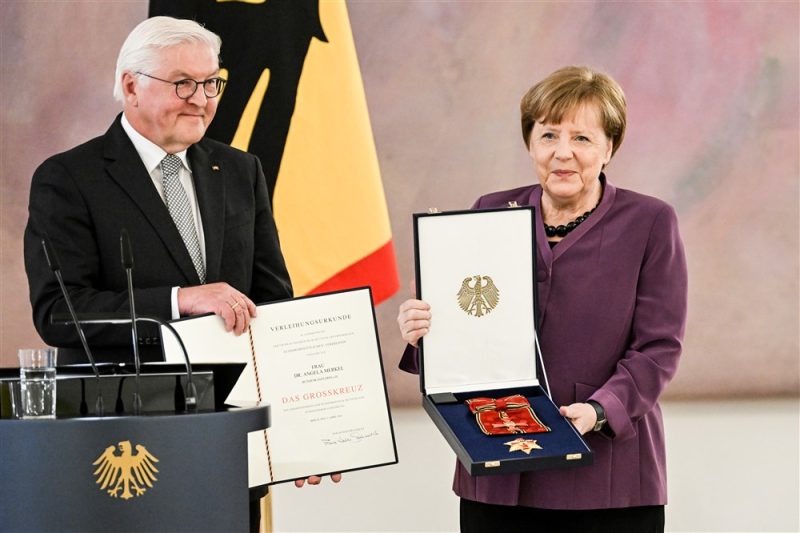 Angela Merkel reçoit la plus haute distinction allemande sur fond de critiques