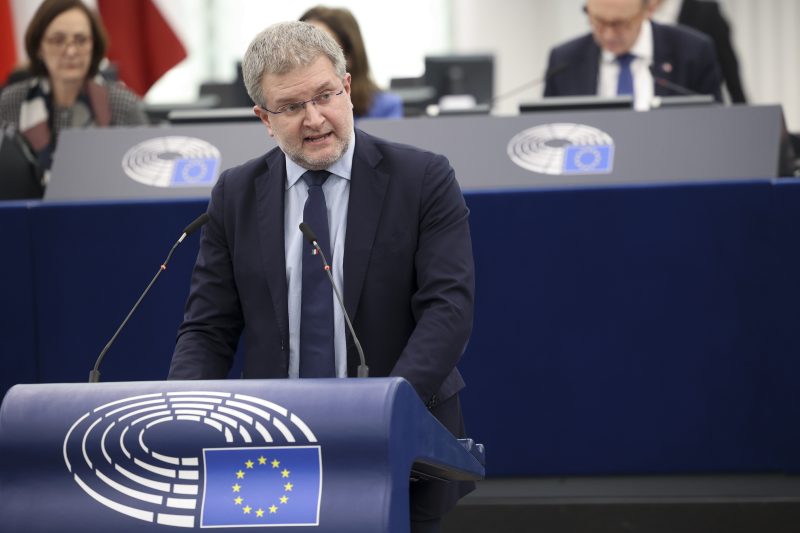 L'Italie doit pouvoir se défendre face à la Chine, selon l'eurodéputé italien Carlo Fidanza