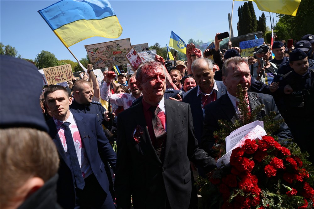 Anti-war protest at Cemetery-Mausoleum of Soviet Soldiers in Warsaw