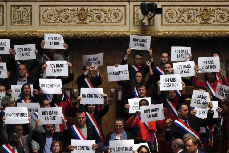 « Arnaque » contre « déni de démocratie » : l’abrogation de la réforme des retraites hystérise l’Assemblée