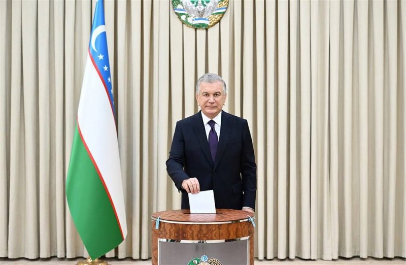 Ouzbékistan : le renforcement au pouvoir du président Chavkat Mirzioïev largement approuvé
