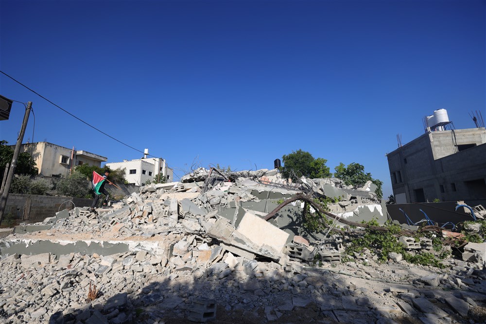 Israeli forces demolish Mohamed Souf and Younis Helan&rsquo;s houses