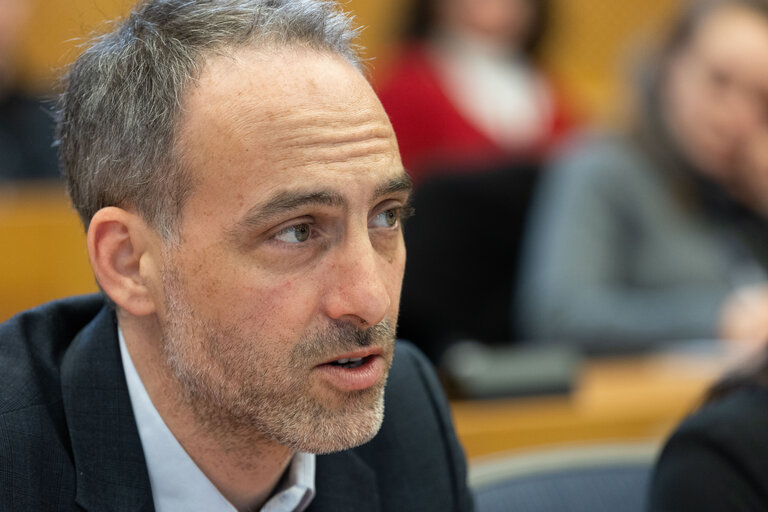 Européennes : Raphaël Glucksmann rejette une liste commune avec LFI