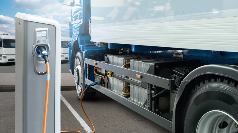 Malgré des obstacles, la course aux camions électriques est lancée
