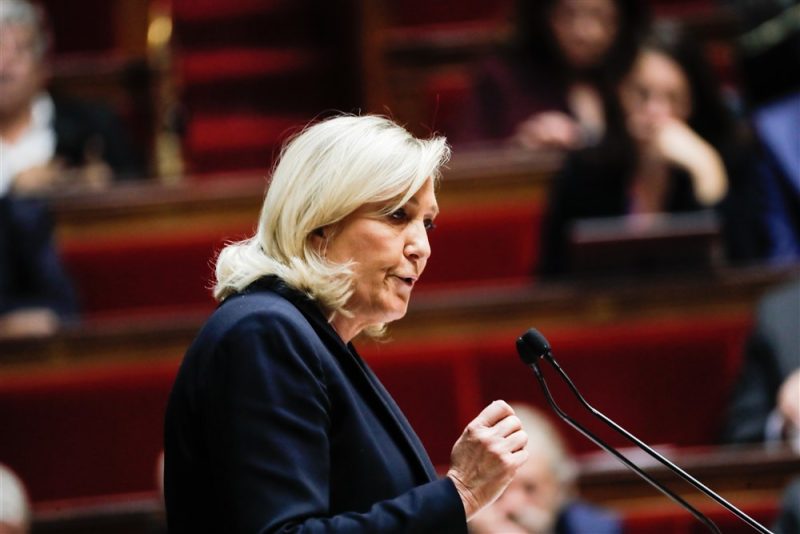 Marine Le Pen fustige la politique migratoire de Giorgia Meloni, entravée par l’UE