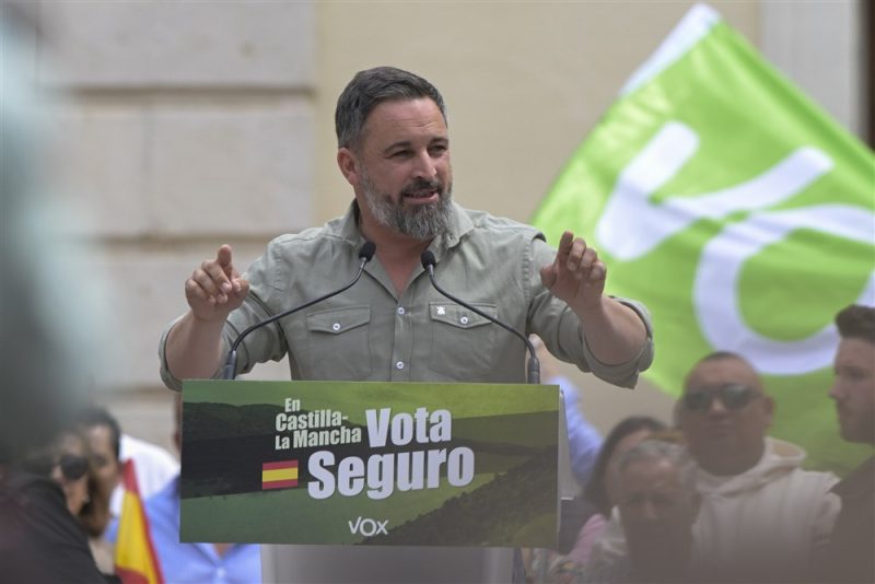 Espagne : le leader controversé de Vox est réélu et appelle la droite à s’unir