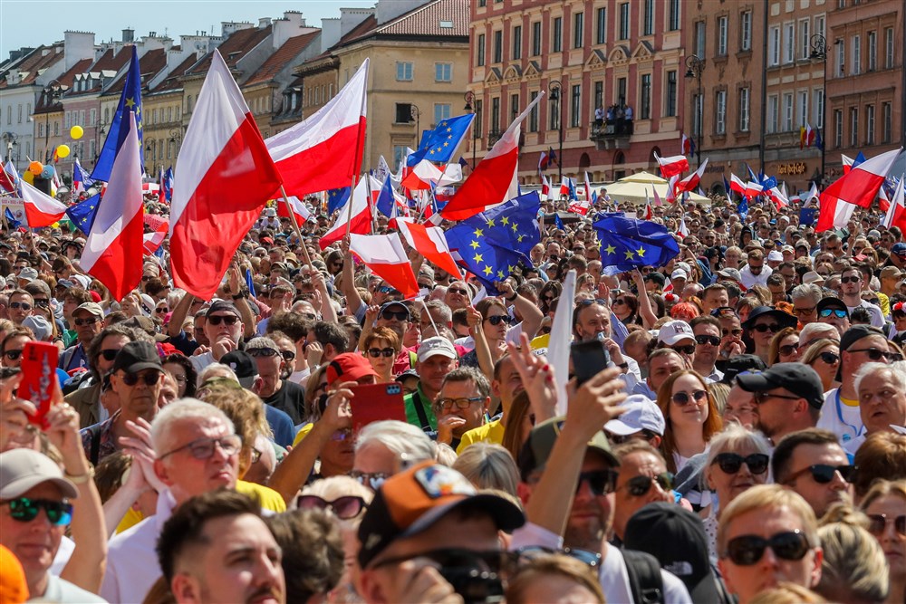 Opposition parties protest in Poland