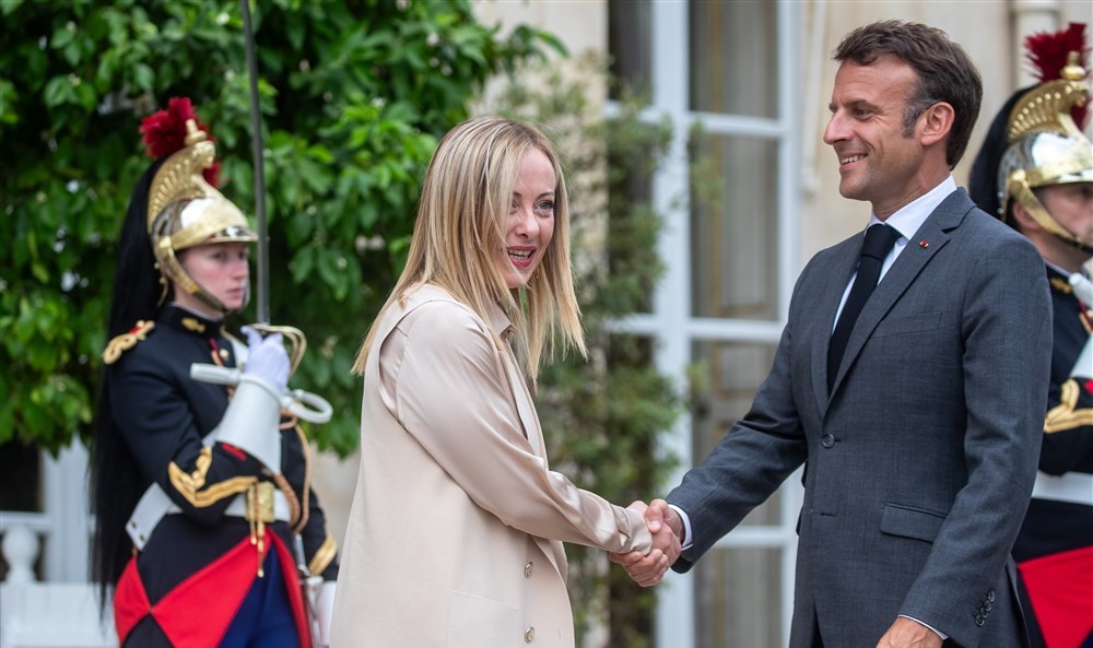 epa10702054 French President Emmanuel Macron (R) welcomes Italian Prime Minister Giorgia Meloni (L) at the Elysee palace in Paris, France, 20 June 2023. Giorgia Meloni is on an official visit to France.  EPA-EFE/CHRISTOPHE PETIT TESSON