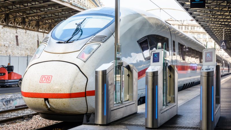 L’Allemagne et la France célèbrent leur amitié en distribuant des billets de train gratuits