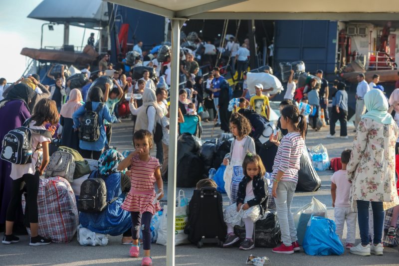 Grèce : 9 passeurs présumés arrêtées après le naufrage meurtrier d'un bateau de migrants