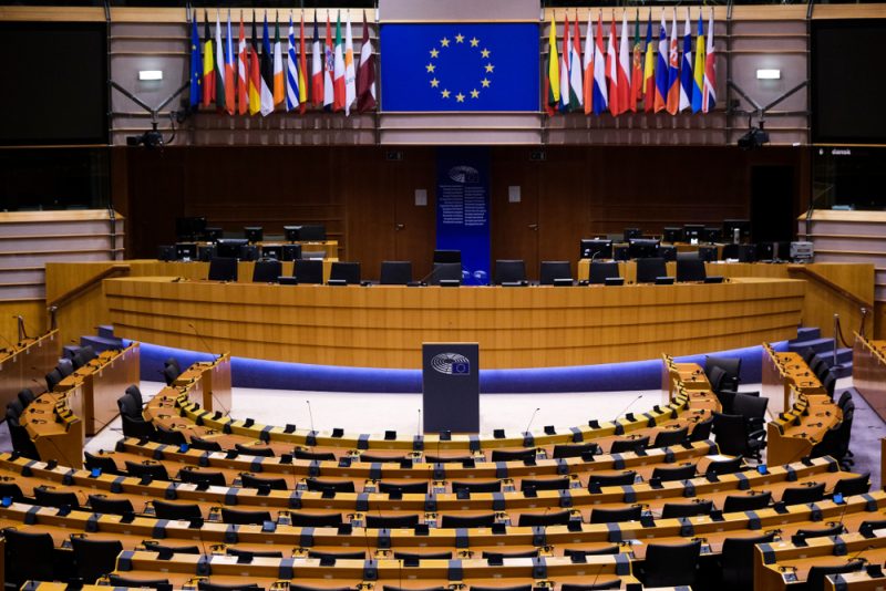 Pacte migratoire : le Parlement européen suspend les négociations sur deux dossiers clés