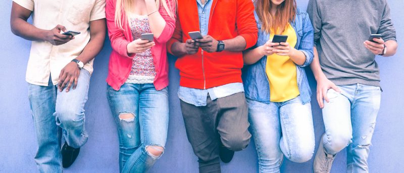 Réseaux sociaux : la France va imposer un accord parental obligatoire avant 15 ans