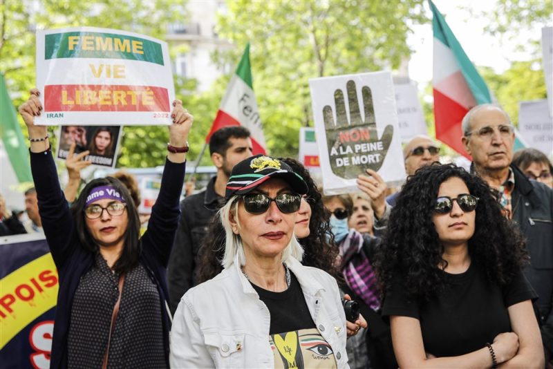 A Paris, des milliers d'opposants iraniens, soutenus par Mike Pence, manifestent contre Téhéran