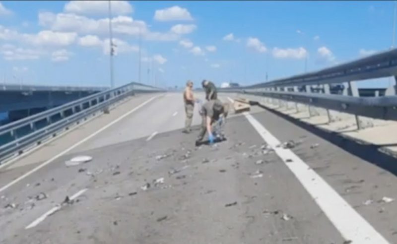 Moscou annonce la fin de l'accord céréalier, Kiev frappe le pont de Crimée