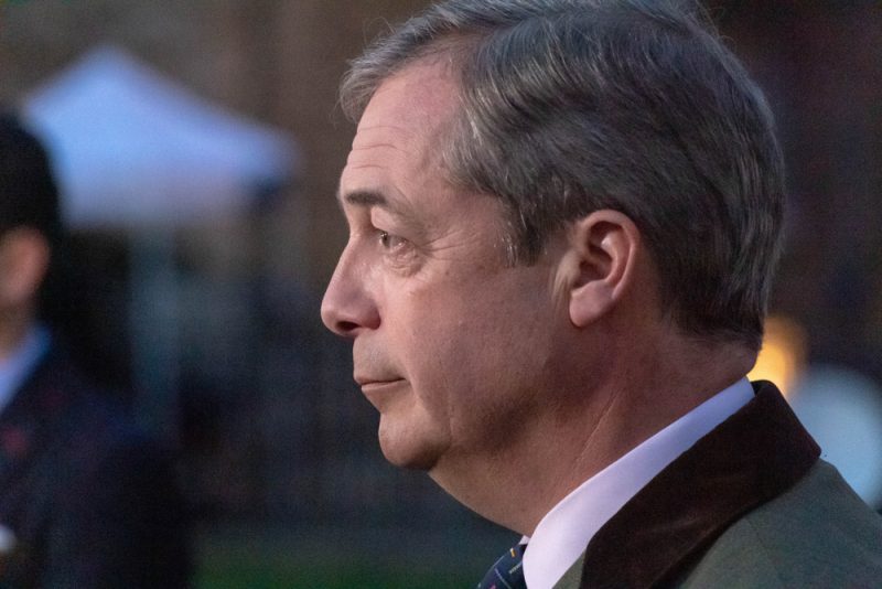 GB : le gouvernement s'en prend aux banques après la polémique impliquant l'europhobe Farage