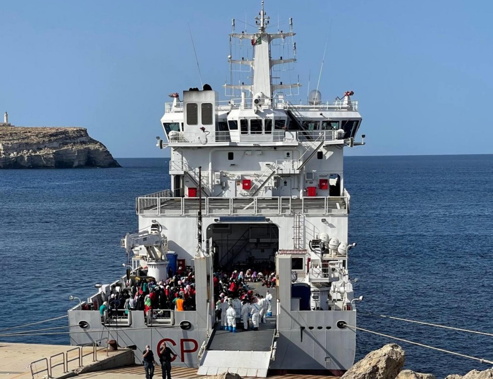 Italian Coast Guard ship transports migrants from Lampedusa