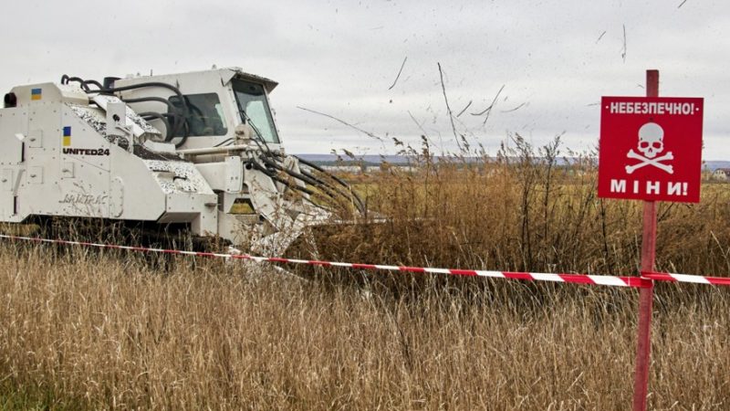 Une récolte de fonds slovaque finance une machine de déminage pour l'Ukraine