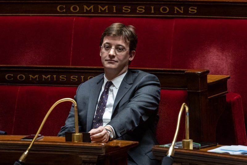 Des macronistes s'associent à la gauche pour défendre la régularisation des travailleurs sans papiers