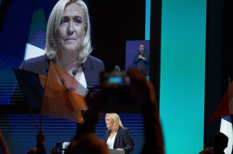 Assistants d’eurodéputés du FN : procès requis pour le parti et 27 personnes, dont Marine Le Pen