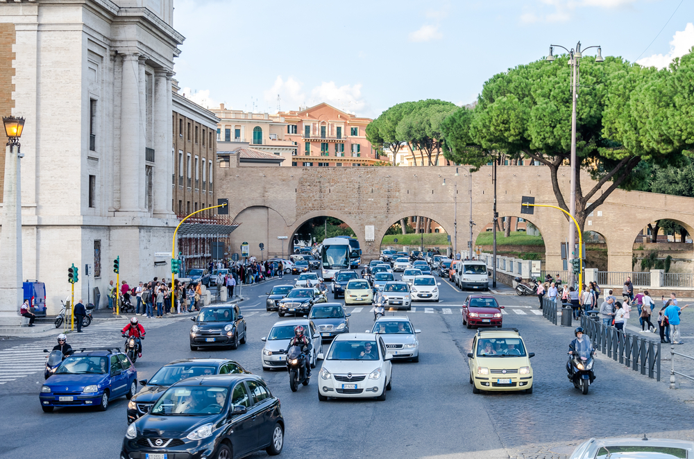 Roma,,Italy,-,October,2015:,A,Large,Crowd,Of,Pedestrians