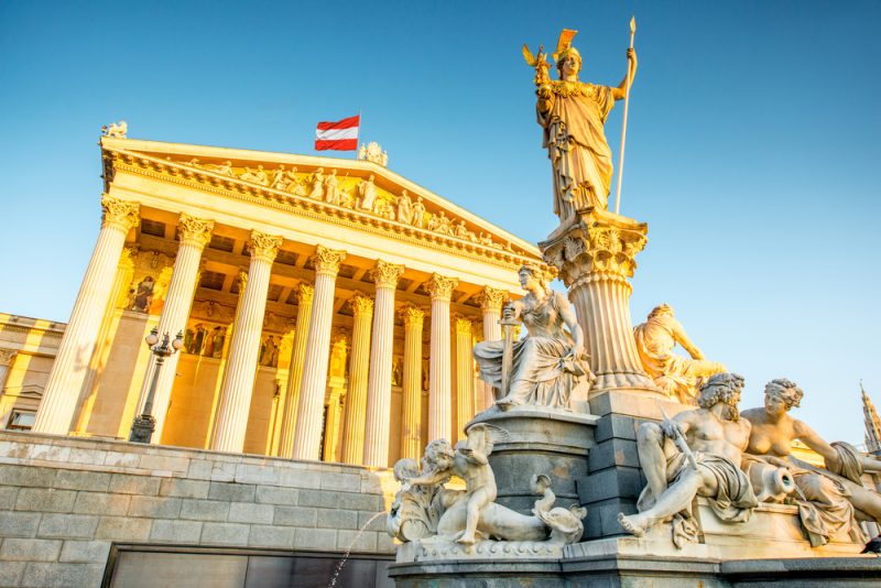 Les eurodéputés centristes condamnent les « tentations illibérales » du PPE