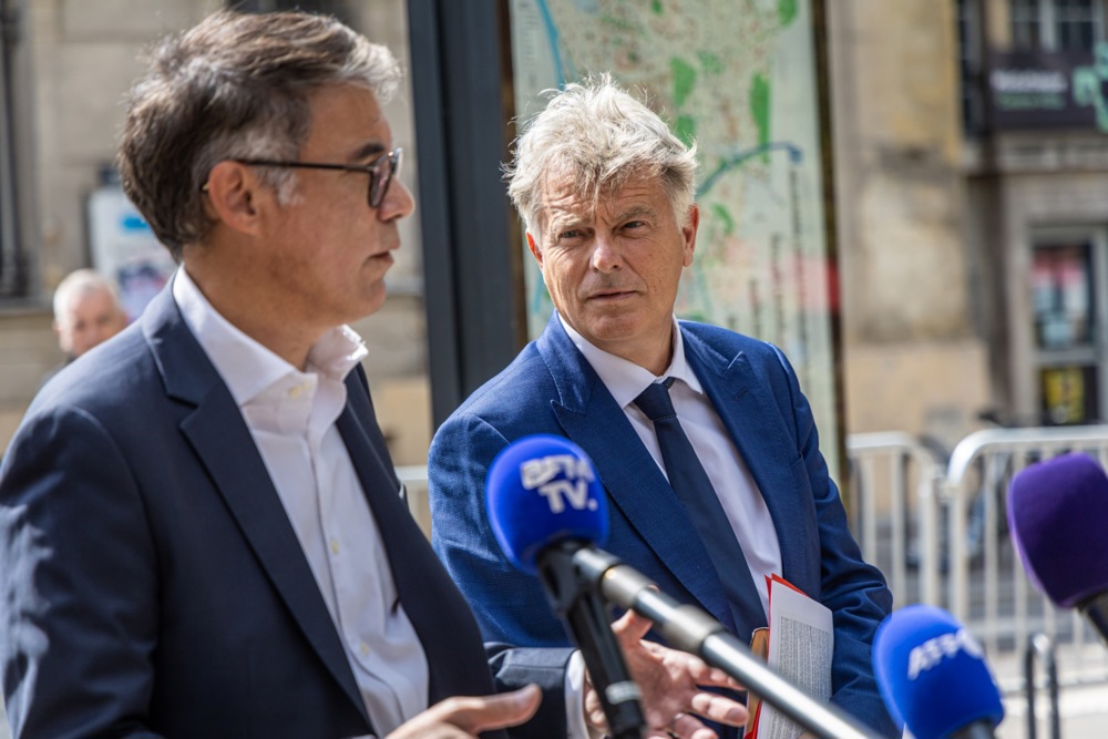 Macron meets with opposition parties leader in Saint Denis