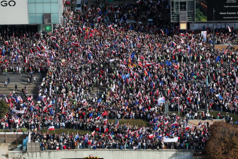 Pologne : l'opposition rassemble des "centaines de milliers" de personnes à Varsovie
